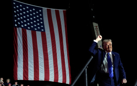 Trump fällt immer wieder mit Beleidigungen auf. (Archivbild) - Foto: Evan Vucci/AP/dpa