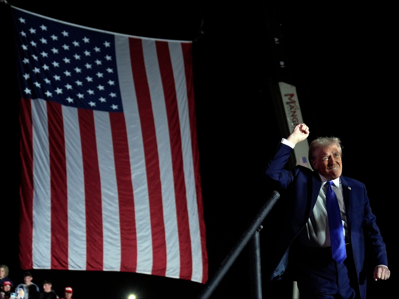 Trump fällt immer wieder mit Beleidigungen auf. (Archivbild) - Foto: Evan Vucci/AP/dpa