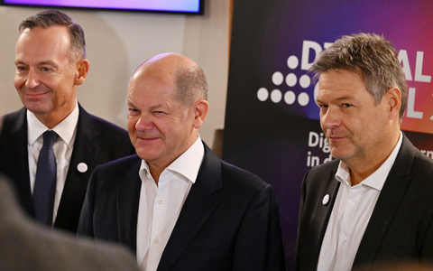 Auf dem Digitalgipfel 2024 in Frankfurt möchte die Bundesregierung eine Zwischenbilanz ihrer Digitalisierungsbemühungen ziehen (Archivbild). - Foto: Martin Schutt/dpa