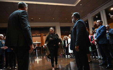 «Sie sind nicht unser König!», wetterte Senatorin Thorpe. - Foto: Lukas Coch/AAP/dpa