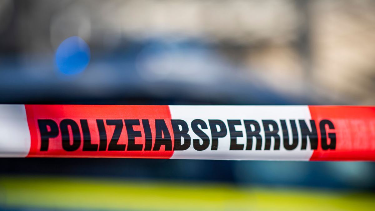 In Königs Wusterhausen waren am Morgen mehrere Polizeibeamte im Einsatz. - Foto: David Inderlied/dpa