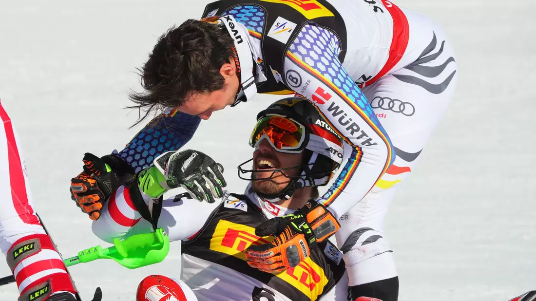 Rivalen, aber auch Freunde: Felix Neureuther (oben) und Marcel Hirscher. - Bild: Michael Kappeler/dpa
