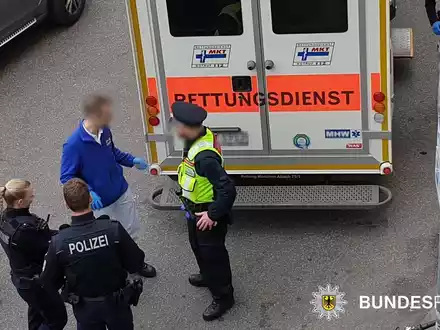 Bundespolizeidirektion München: Abgebrochene Glasflasche ins Gesicht geschlagen - Foto: presseportal.de