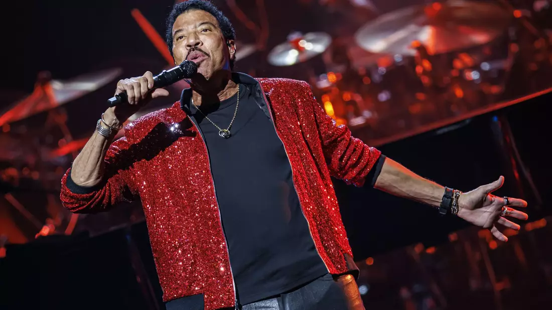 In den letzten Jahren trat Lionel Richie auf vielen Festivals auf. 2025 gibt er auf seiner Europa-Tournee fünf Konzerte in Deutschland. - Bild: Valentin Flauraud/KEYSTONE/dpa