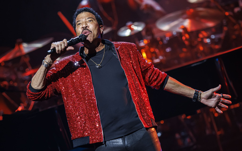In den letzten Jahren trat Lionel Richie auf vielen Festivals auf. 2025 gibt er auf seiner Europa-Tournee fünf Konzerte in Deutschland. - Foto: Valentin Flauraud/KEYSTONE/dpa