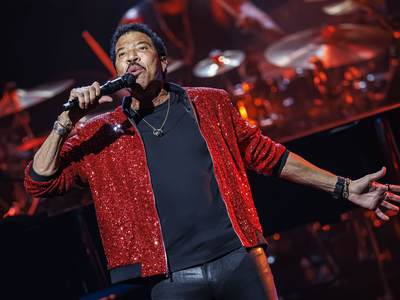 In den letzten Jahren trat Lionel Richie auf vielen Festivals auf. 2025 gibt er auf seiner Europa-Tournee fünf Konzerte in Deutschland. - Foto: Valentin Flauraud/KEYSTONE/dpa