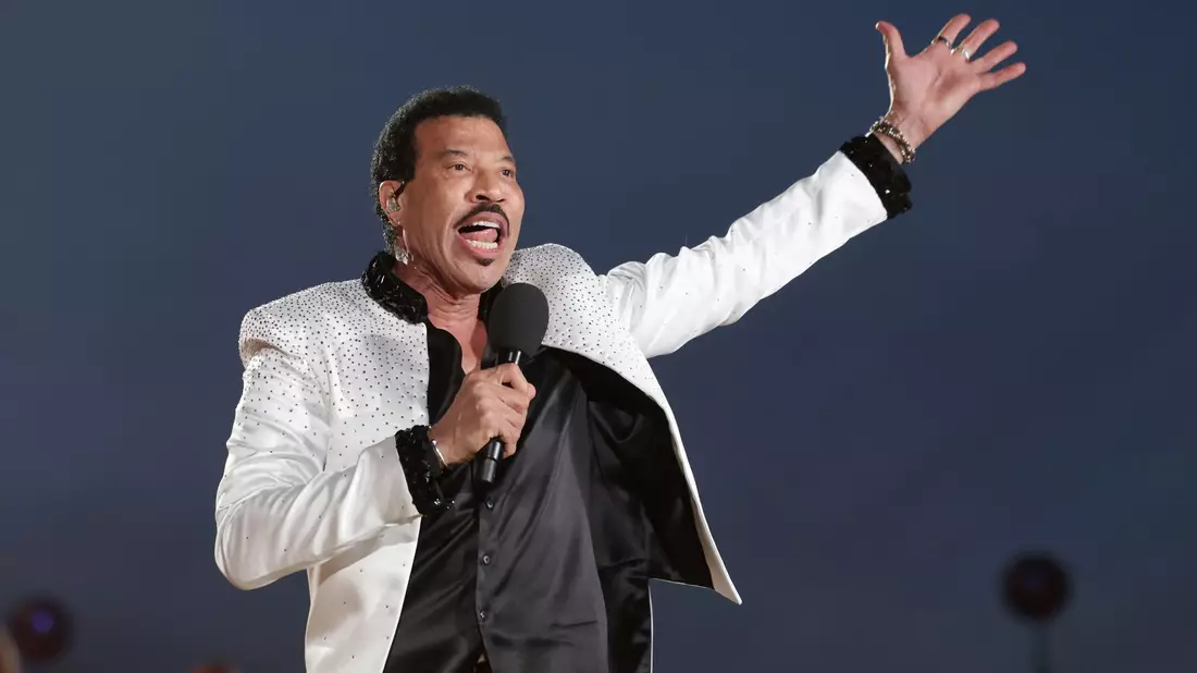 Lionel Richie trat im vergangenen Jahr bei der Krönung von König Charles III. auf. 2025 geht er wieder in Europa auf Tournee und kommt auch fünf Konzerte nach Deutschland. - Bild: Chris Jackson/Pool Getty Images/AP/dpa