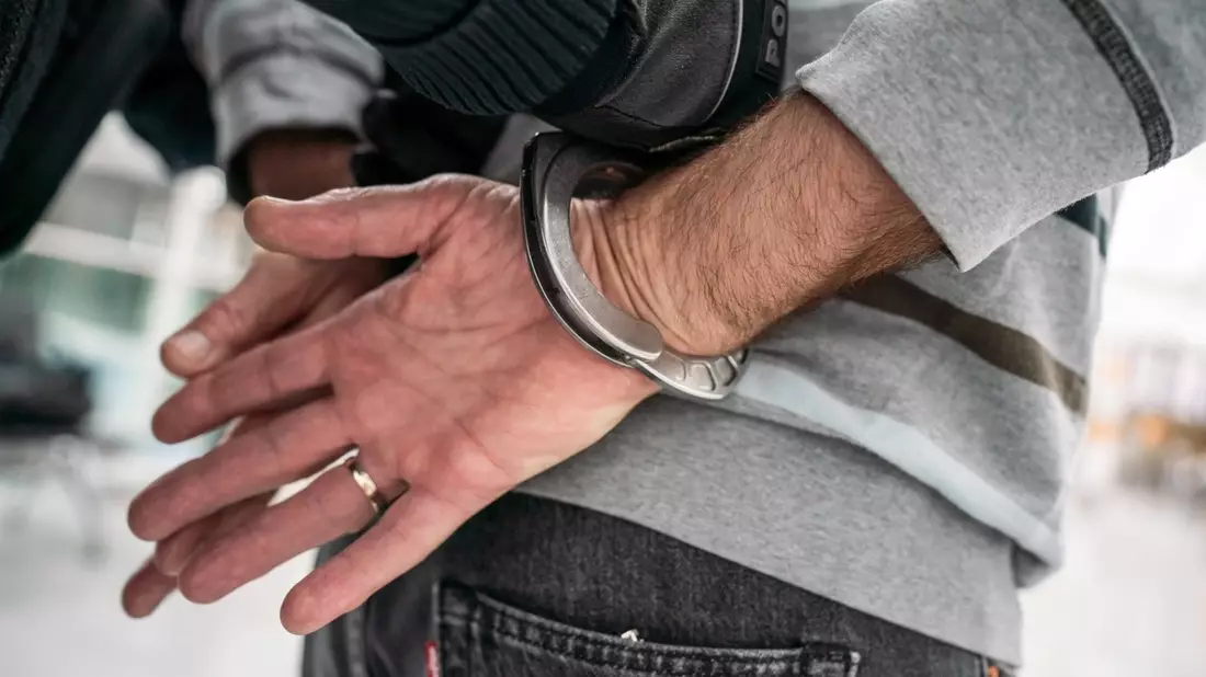 Bundespolizeidirektion München: Mehrere Festnahmen, Schleusung und Urkundenfälschungen am Flughafen München - Bild: presseportal.de