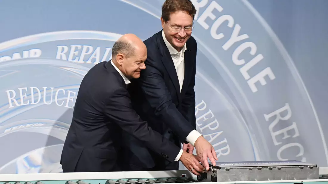 Mercedes-Benz eröffnet ein Batterie-Recycling-Werk. - Bild: Uli Deck/dpa