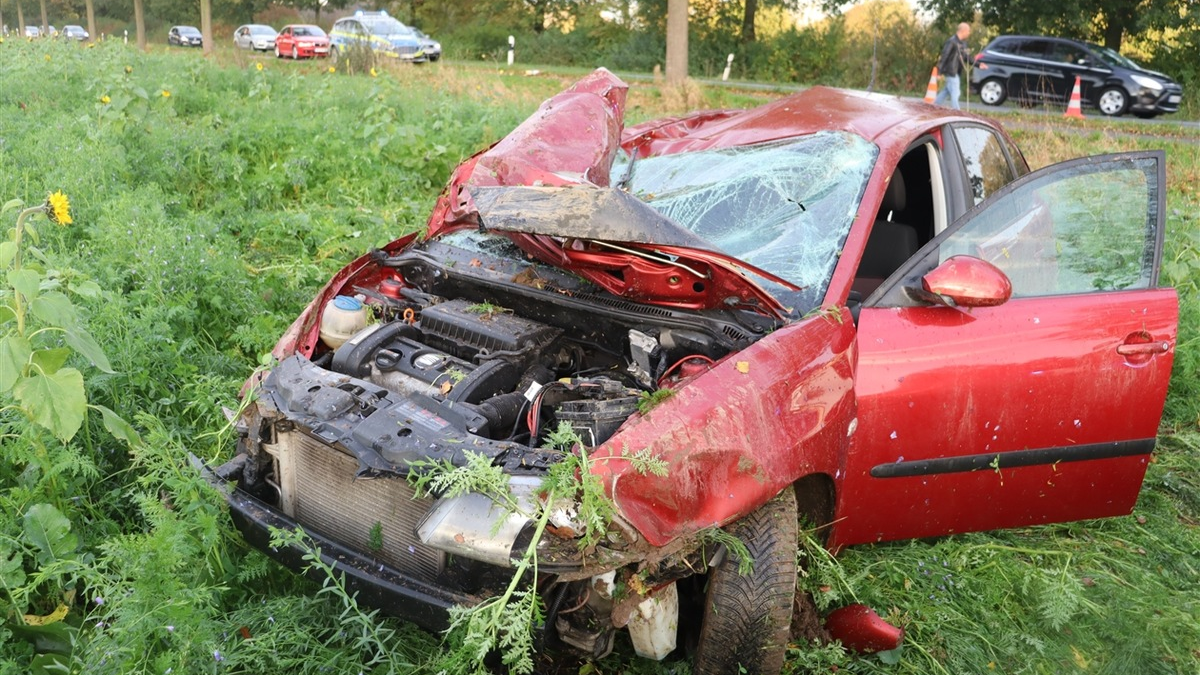 POL-HF: Seat-Fahrer schleudert in Graben- Auto überschlägt sich - Foto: presseportal.de