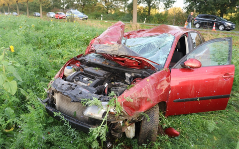 POL-HF: Seat-Fahrer schleudert in Graben- Auto überschlägt sich - Foto: presseportal.de