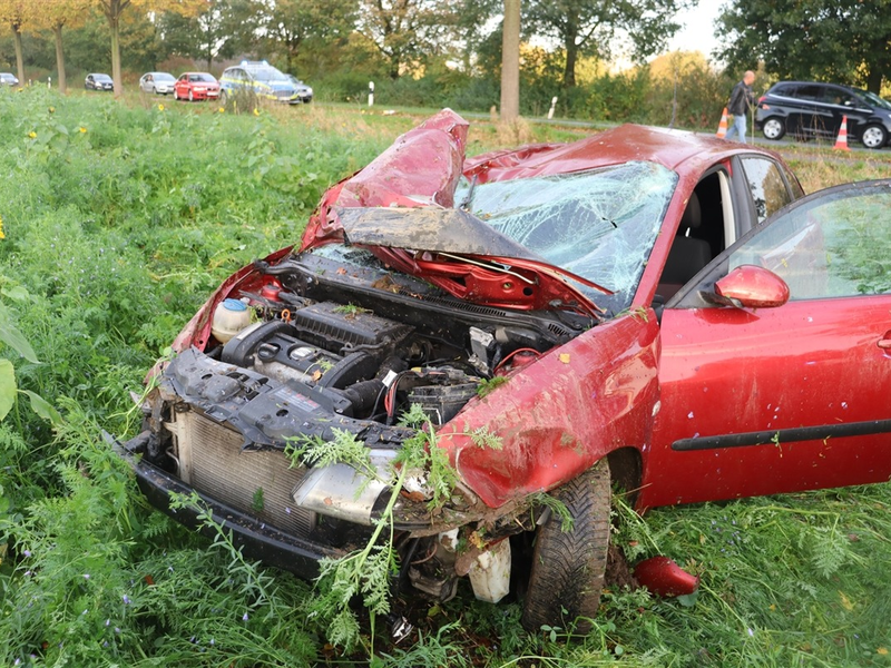 POL-HF: Seat-Fahrer schleudert in Graben- Auto überschlägt sich - Foto: presseportal.de