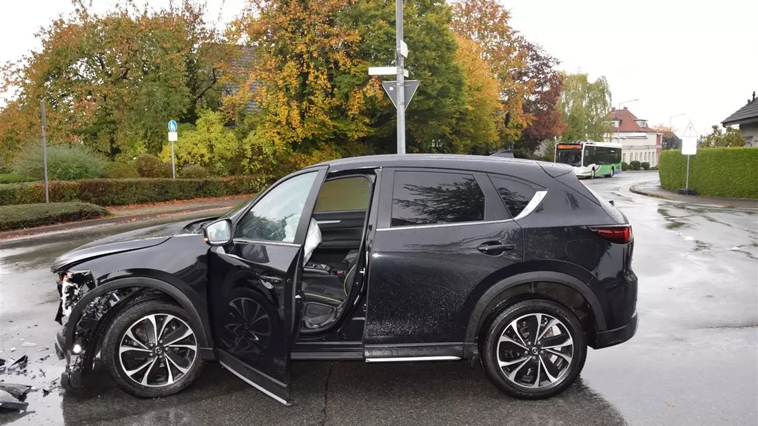 POL-HF: Zusammenstoß im Einmündungsbereich- Mazda-Fahrerin verletzt - Bild: presseportal.de