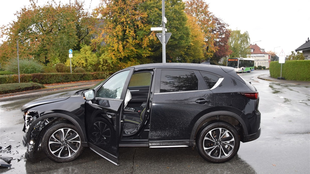 POL-HF: Zusammenstoß im Einmündungsbereich- Mazda-Fahrerin verletzt - Foto: presseportal.de