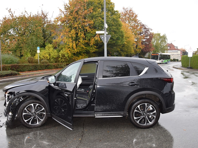 POL-HF: Zusammenstoß im Einmündungsbereich- Mazda-Fahrerin verletzt - Foto: presseportal.de