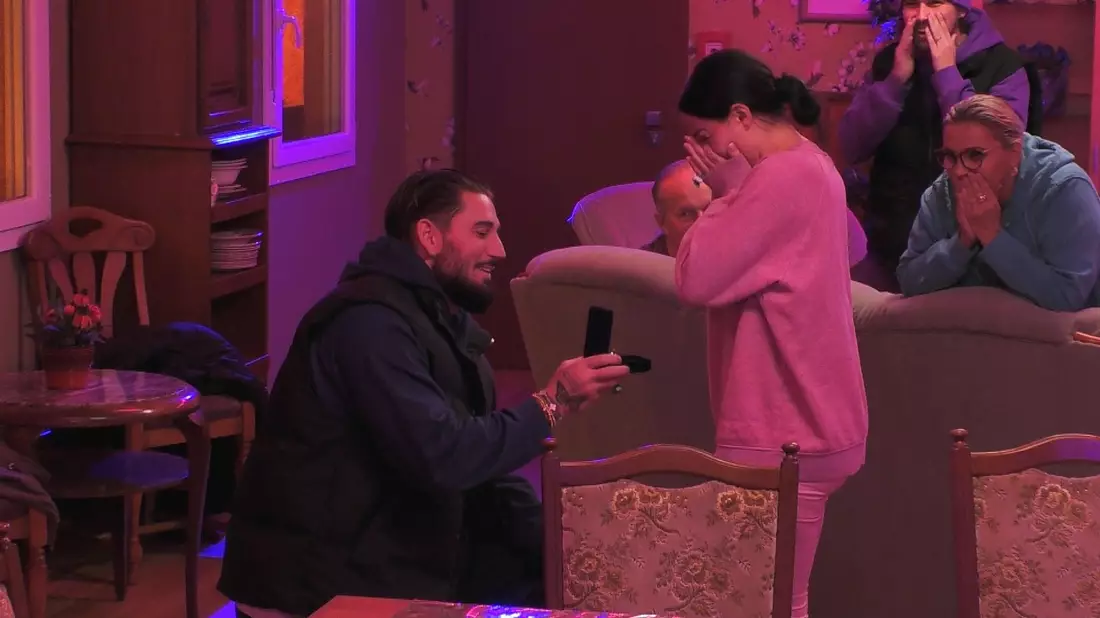  Mike Heiter kniet vor seiner Freundin Leyla Lahouar. - Bild: Joyn/dpa