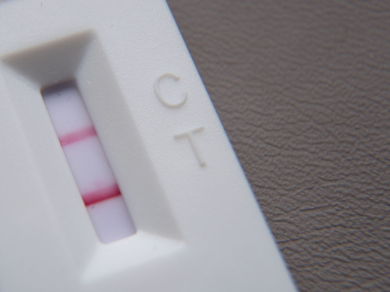 Derzeit stecken sich viele Menschen mit der Covidvariante XEC an. (Symbolbild) - Foto: Sebastian Gollnow/dpa