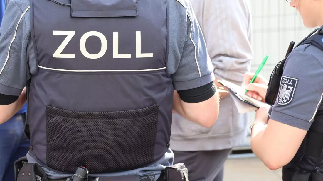 HZA-BI: Bielefelder Zoll nimmt an einer der größten grenzüberschreitenden Prüfaktionen in der Europäischen Union teil/Illegale Beschäftigung und zahlreiche Mindestlohnverstöße aufgedeckt - Bild: presseportal.de