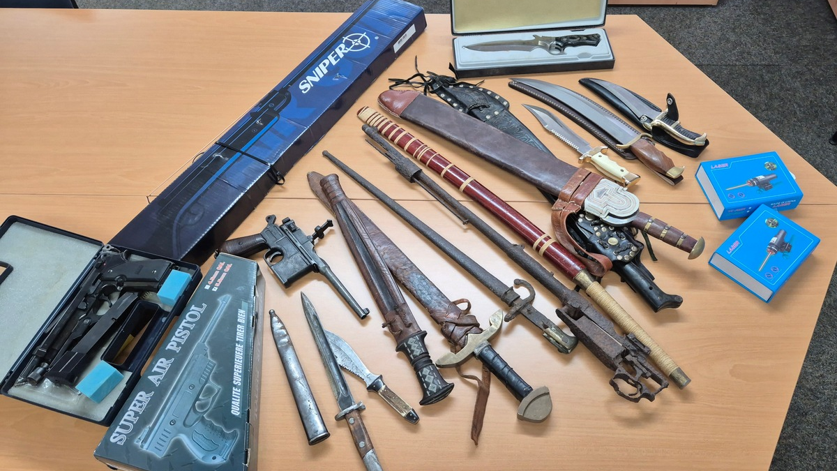 POL-IZ: 241021.2 Brokstedt: Waffenfunde bei Kontrolle auf Oldtimer-Teilemarkt - Foto: presseportal.de