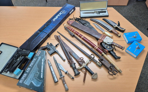 POL-IZ: 241021.2 Brokstedt: Waffenfunde bei Kontrolle auf Oldtimer-Teilemarkt - Foto: presseportal.de