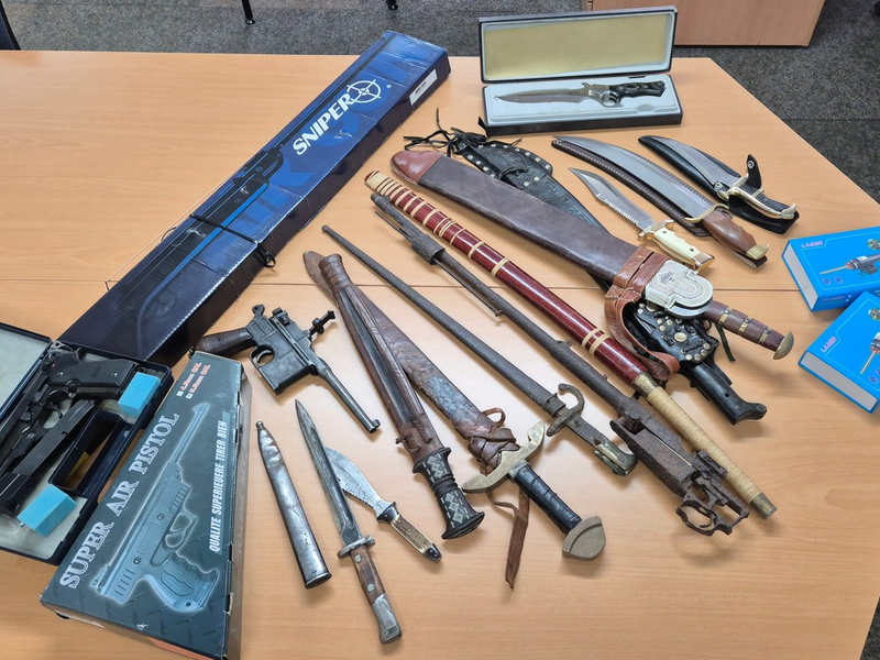 POL-IZ: 241021.2 Brokstedt: Waffenfunde bei Kontrolle auf Oldtimer-Teilemarkt - Foto: presseportal.de