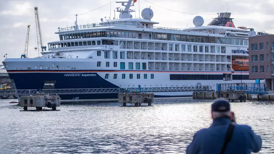 Die «Hanseatic Inspiration» während eines Aufenthalts in Wismar, Mecklenburg-Vorpommern. (Archivbild) - Bild: Jens Büttner/dpa-Zentralbild/dpa