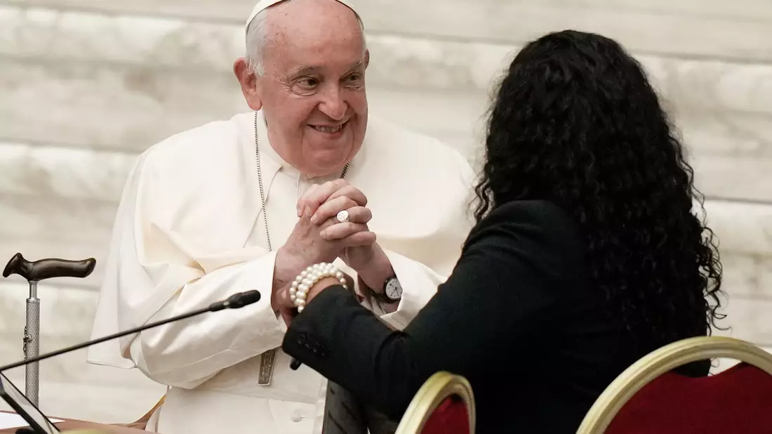 Papst Frannziskus lehnt eine Weihe von Diakoninnen ab. - Bild: Andrew Medichini/AP/dpa