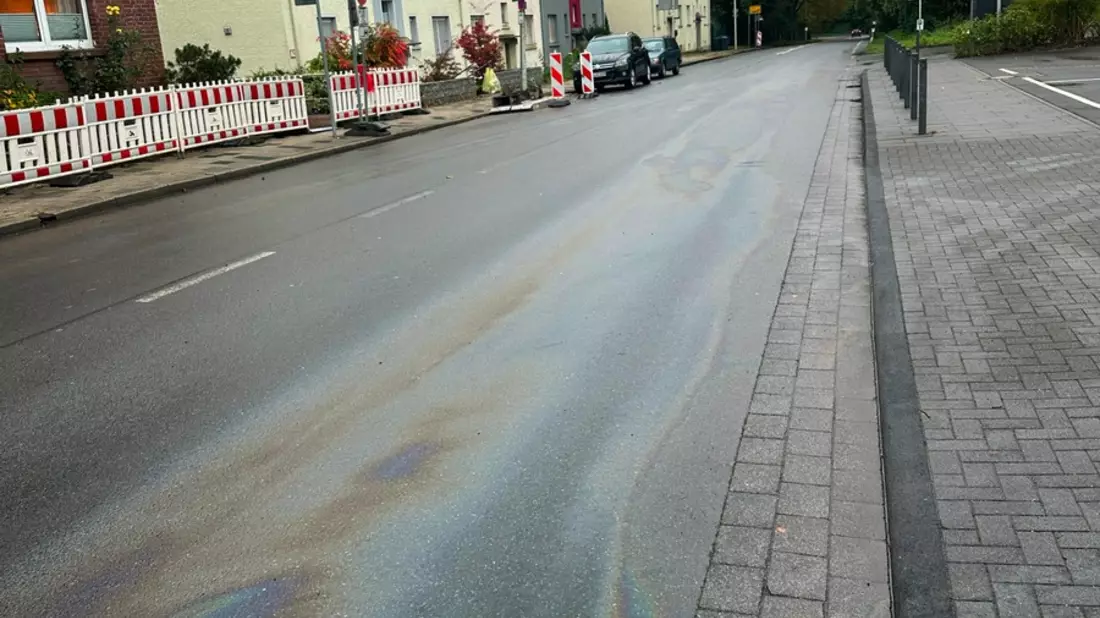 FW-EN: Ölspur während des Kunst- und Designmarktes in der Herdecker Innenstadt sorgt für Feuerwehreinsatz - Bild: presseportal.de