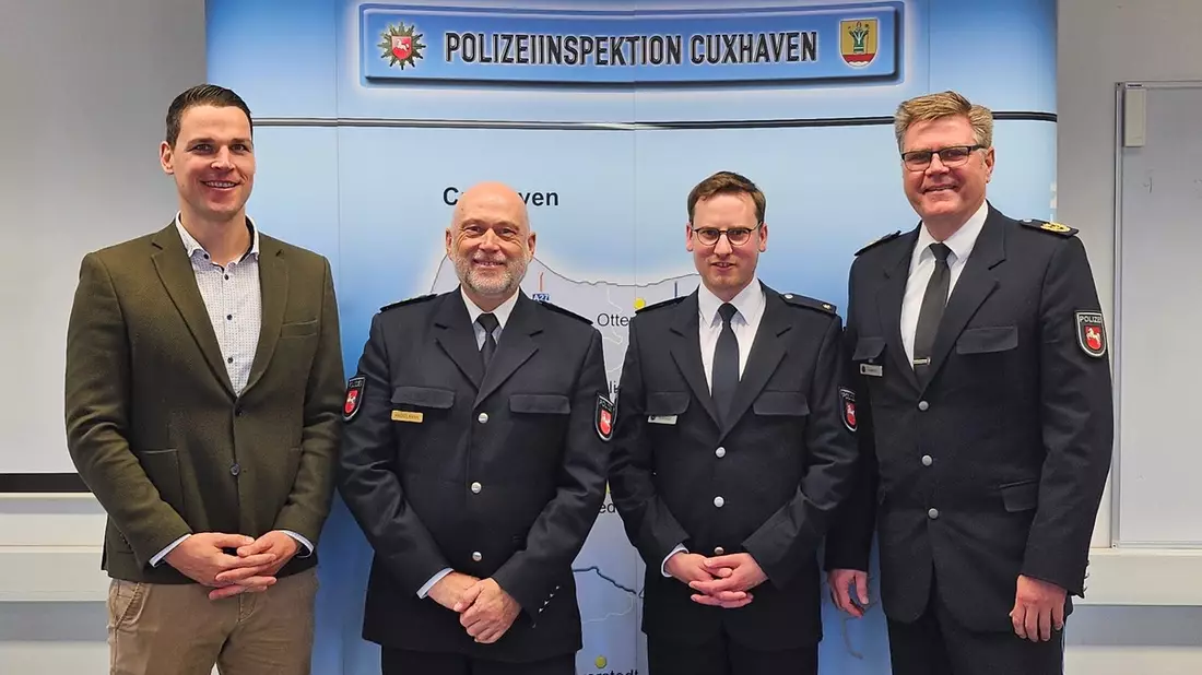 POL-OLD: +++ Neuer Leiter des Einsatzbereichs in der Polizeiinspektion Cuxhaven +++ Polizeipräsident Andreas Sagehorn führt Bastian Schwarzat in sein neues Amt ein +++ - Bild: presseportal.de