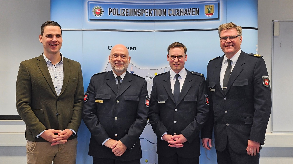 POL-OLD: +++ Neuer Leiter des Einsatzbereichs in der Polizeiinspektion Cuxhaven +++ Polizeipräsident Andreas Sagehorn führt Bastian Schwarzat in sein neues Amt ein +++ - Foto: presseportal.de
