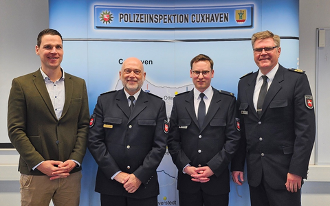 POL-OLD: +++ Neuer Leiter des Einsatzbereichs in der Polizeiinspektion Cuxhaven +++ Polizeipräsident Andreas Sagehorn führt Bastian Schwarzat in sein neues Amt ein +++ - Foto: presseportal.de