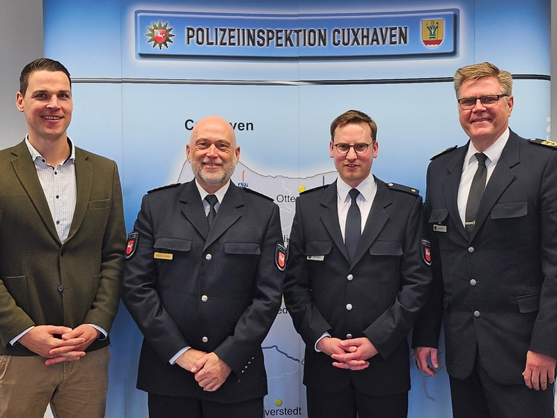 POL-OLD: +++ Neuer Leiter des Einsatzbereichs in der Polizeiinspektion Cuxhaven +++ Polizeipräsident Andreas Sagehorn führt Bastian Schwarzat in sein neues Amt ein +++ - Foto: presseportal.de