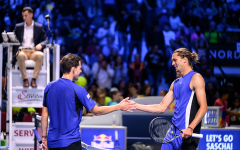 Alexander Zverev (r.) zieht in Wien souverän ins Achtelfinale ein. - Foto: Max Slovencik/APA/dpa