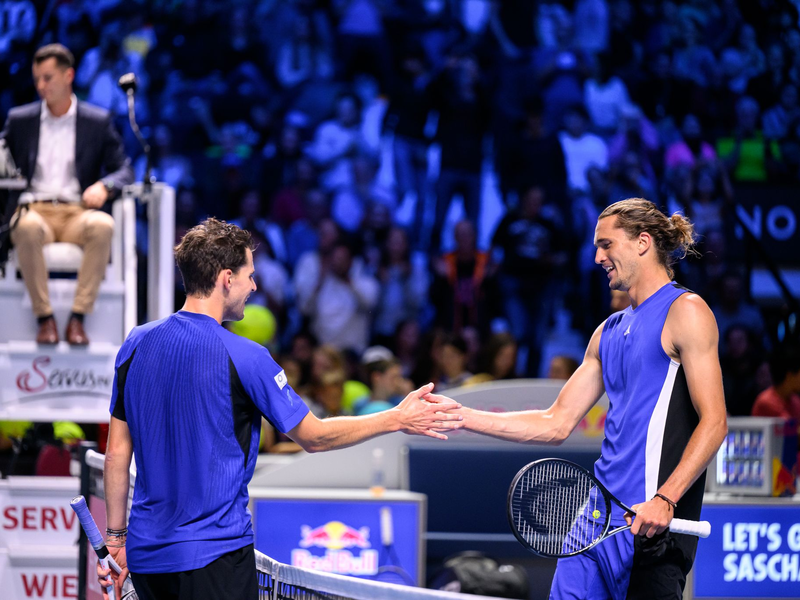 Alexander Zverev (r.) zieht in Wien souverän ins Achtelfinale ein. - Foto: Max Slovencik/APA/dpa