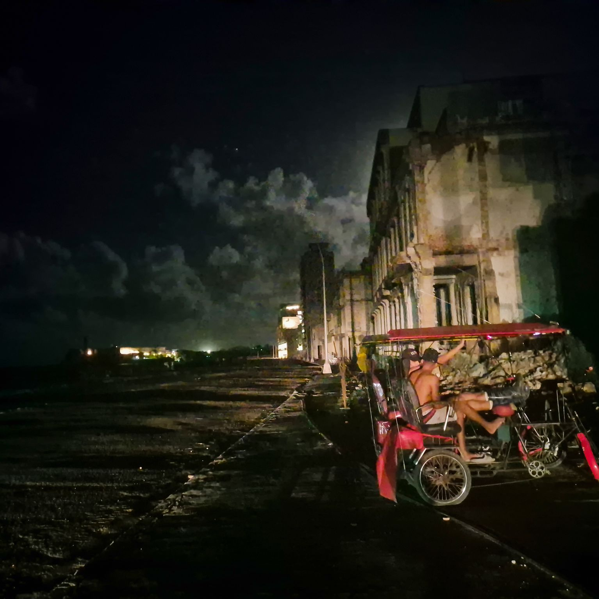 Etliche Menschen sitzen auch nach vier Tagen noch immer im Dunkeln. - Foto: Nick Kaiser/dpa