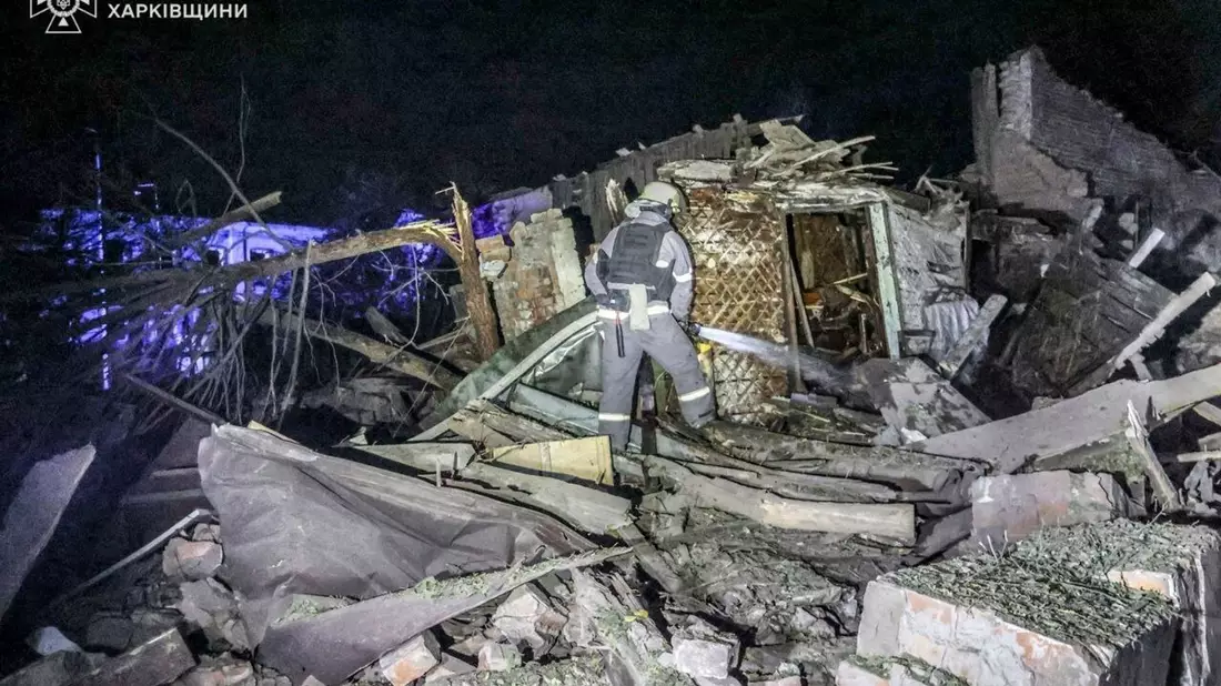 Russlands Angriffskrieg verursacht täglich Schäden in der Ukraine. - Bild: Ukrainian Emergency Service via AP/dpa