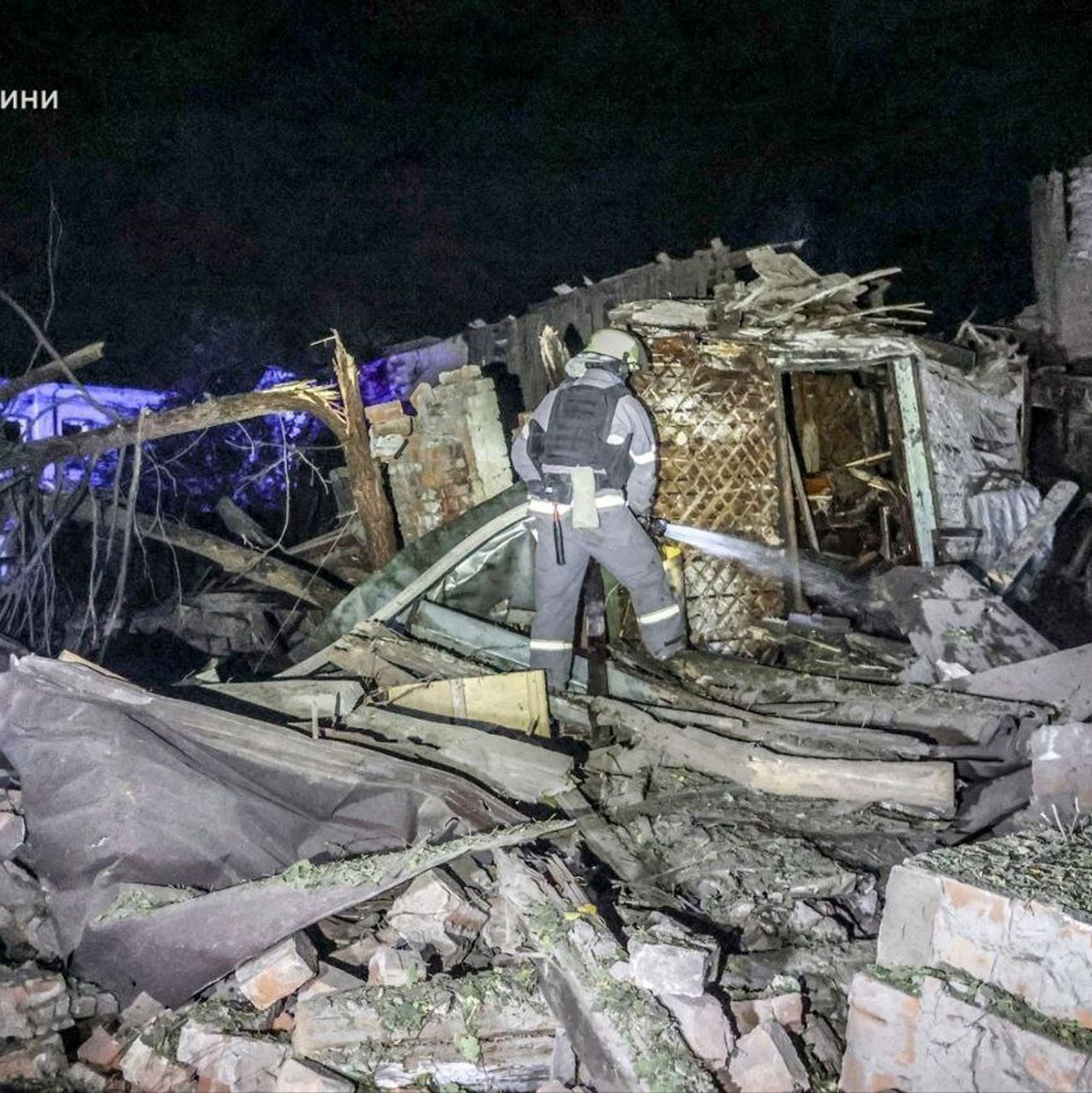 Russlands Angriffskrieg verursacht täglich Schäden in der Ukraine. - Foto: Ukrainian Emergency Service via AP/dpa