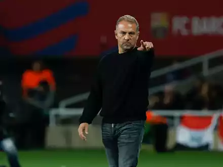 Hansi Flick weist als Trainer in Barcelona erfolgreich den Weg. In der Champions League kommt es für ihn zum spannenden Wiedersehen mit dem FC Bayern.  - Foto: Joan Monfort/AP/dpa