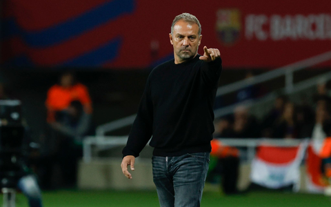 Hansi Flick weist als Trainer in Barcelona erfolgreich den Weg. In der Champions League kommt es für ihn zum spannenden Wiedersehen mit dem FC Bayern.  - Foto: Joan Monfort/AP/dpa