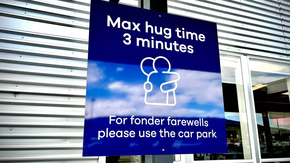 Das Schild hat weltweit Schlagzeilen gemacht - sehr zur Freude der Macher.  - Bild: Sarah Soper/Dunedin Airport/AP/dpa