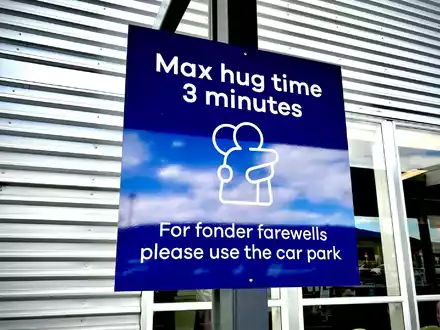 Das Schild hat weltweit Schlagzeilen gemacht - sehr zur Freude der Macher.  - Foto: Sarah Soper/Dunedin Airport/AP/dpa