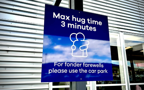 Das Schild hat weltweit Schlagzeilen gemacht - sehr zur Freude der Macher.  - Foto: Sarah Soper/Dunedin Airport/AP/dpa