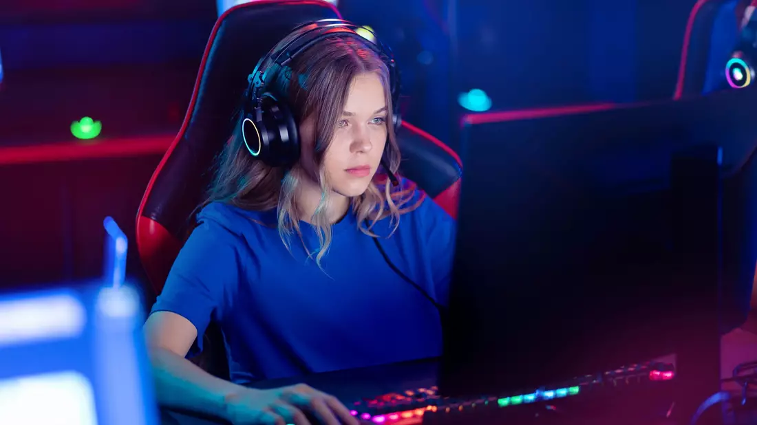 Frau beim Gaming - Bild: Shutterstock über pressetext.de