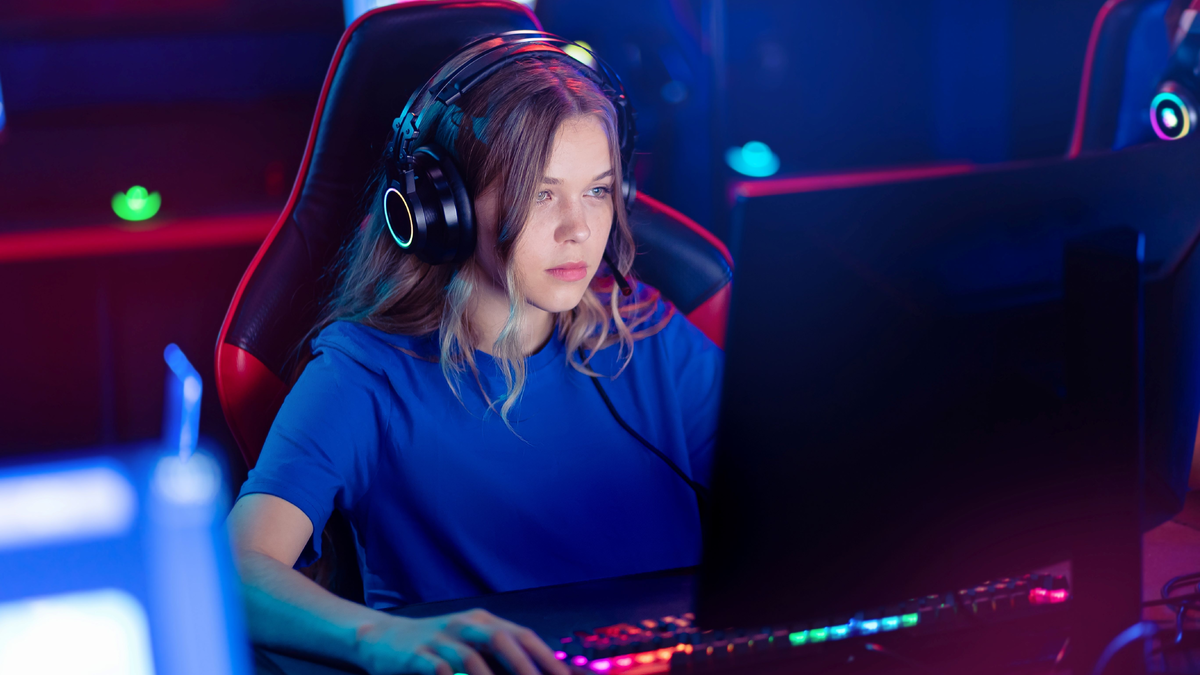 Frau beim Gaming - Foto: Shutterstock über pressetext.de