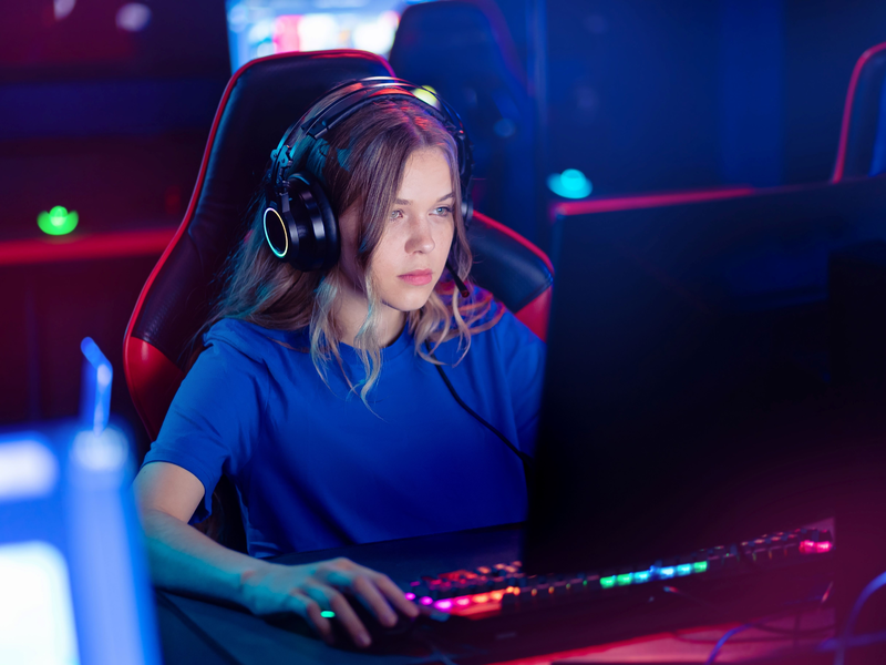 Frau beim Gaming - Foto: Shutterstock über pressetext.de