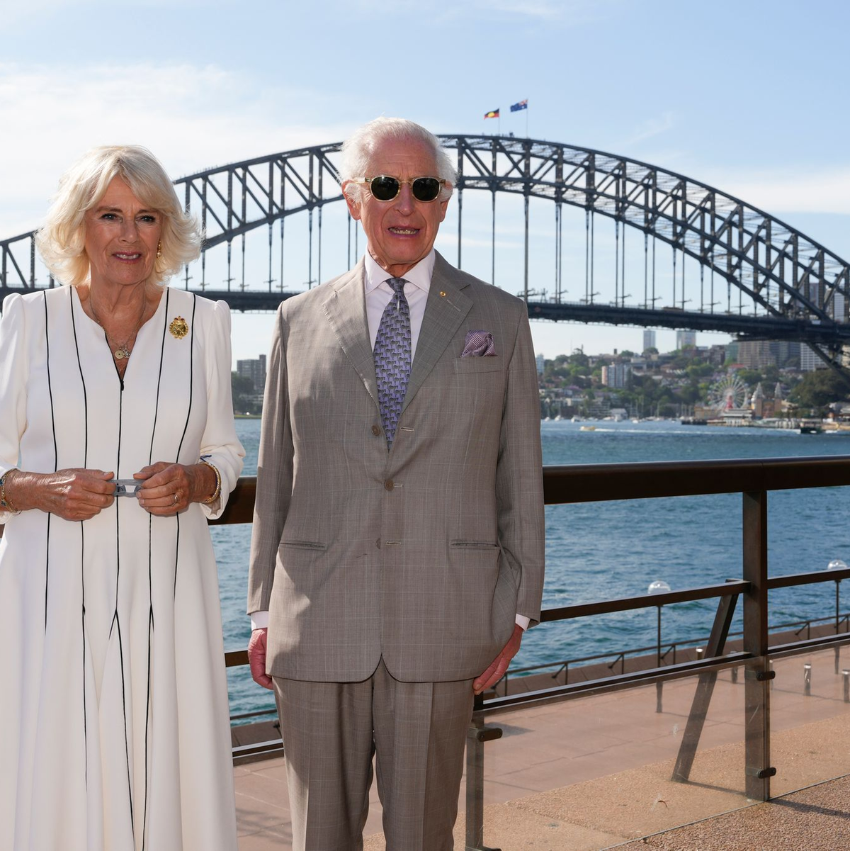 Das Königspaar genoss den Blick auf die Harbour Bridge bei herrlichstem Wetter. - Foto: Mark Baker/Pool AP/dpa