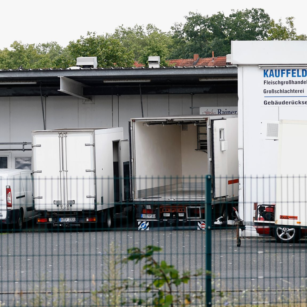 Zwei Tierärztinnen stehen im Zusammenhang mit dem Skandal um den Schlachthof Aschaffenburg vor Gericht. - Foto: Heiko Becker/dpa