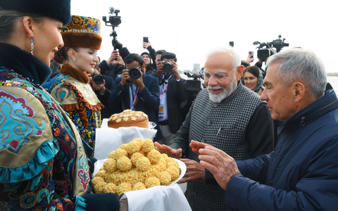 Der indische Premierminister Narendra Modi (2. v. r.) probiert bei seiner Ankunft am Flughafen von Kasan eine traditionelle tatarische Süßigkeit.  - Foto: Ilya Pitalev/brics-russia2024.ru via AP/dpa