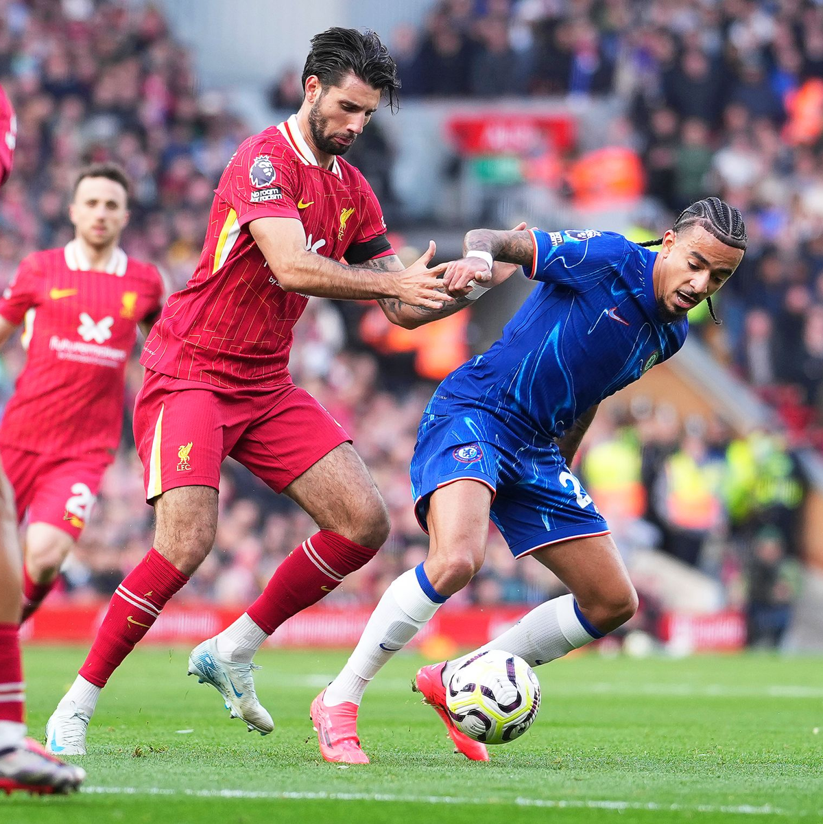 Der Ex-Leipziger Dominik Szoboszlai (M) im Spiel gegen den FC Chelsea. - Foto: Jon Super/AP/dpa