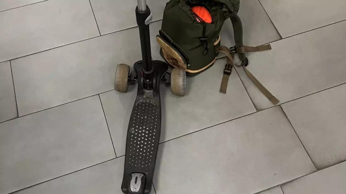 POL-KLE: Goch - PKW nach Steinwurf beschädigt / Polizei sucht Besitzer des Rollers und des Rucksacks - Bild: presseportal.de